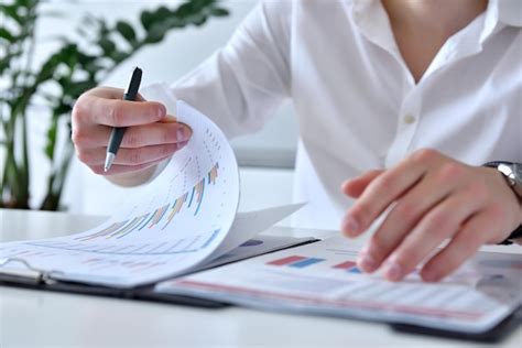 Premium Photo Financial Auditor Working In Office