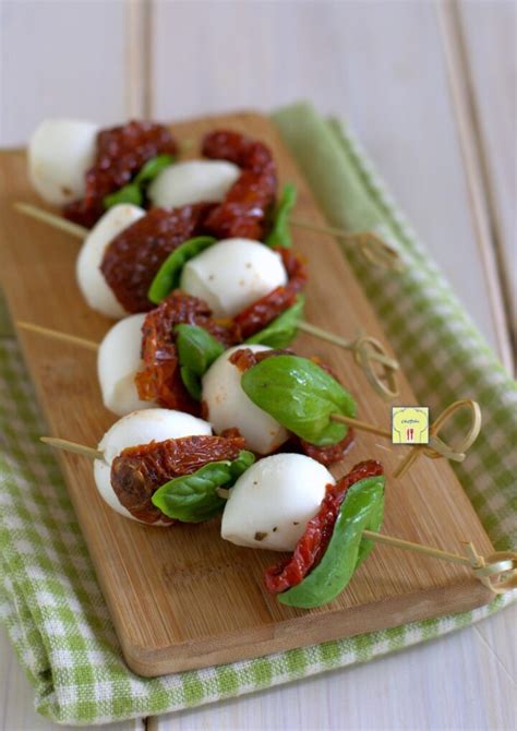 Spiedini Di Mozzarella E Pomodori Secchi Deliziosi Antipasti Veloci