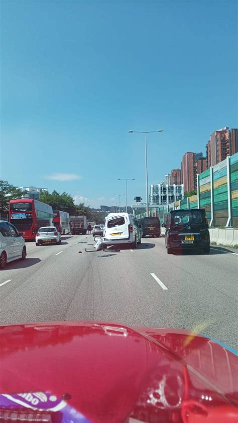 吐露港公路多車連環相撞 3人受傷 Am730