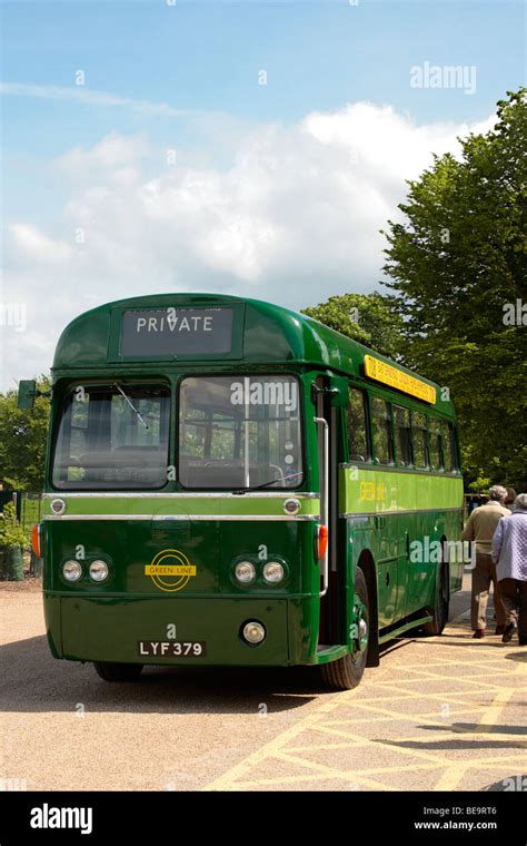 Green line bus hi-res stock photography and images - Alamy