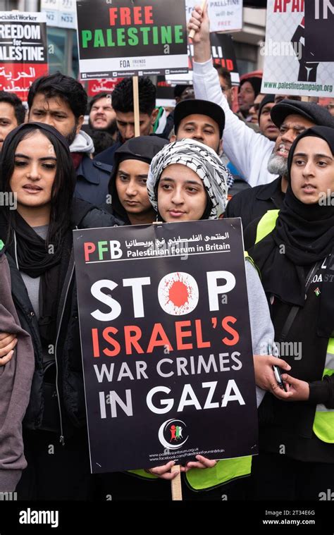 Cartello Sui Crimini Di Guerra In Una Protesta Per La Palestina Libera