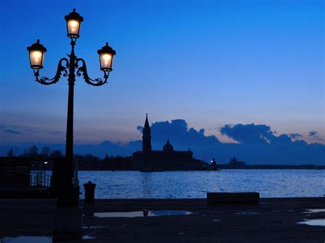 Venezia Di Notte Il Fascino Della Laguna Al Chiar Di Luna