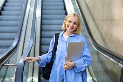 Portrait D une Belle étudiante Blonde Souriante Avec Un Ordinateur Portable Et Un Sac à Dos