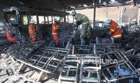 Pool Damri Di Surabaya Kebakaran Satu Bus Listrik Hangus Terbakar