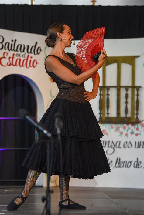 Bailando en el Estadio La Rama de Danza Española a través Flickr