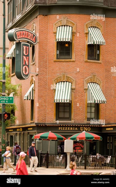 Pizzeria Uno In Chicago Illinois Stock Photo Alamy