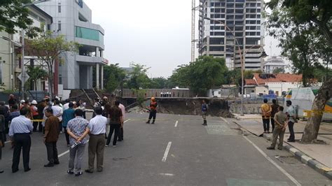 Jalan Gubeng Ambles Disebabkan Tembok Penahan Tanah Basement Rs Siloam