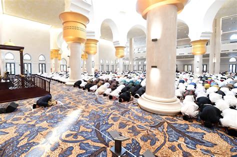 FOTO Presiden Jokowi Dan Ibu Iriana Salat Idulfitri Di Masjid Sheikh