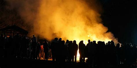 Zwei Frauen Nach Schl Gerei Im Krankenhaus Osterfeuer Eins Tze In