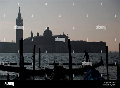 Silhouette d un gondolier aviron une gondole sur le Grand Canal à