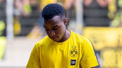 Bvb Ereilt Neuer Tiefschlag Bei Youssoufa Moukoko