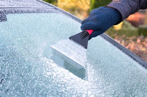 Dégivrer son pare brise faire tourner le moteur est il vraiment