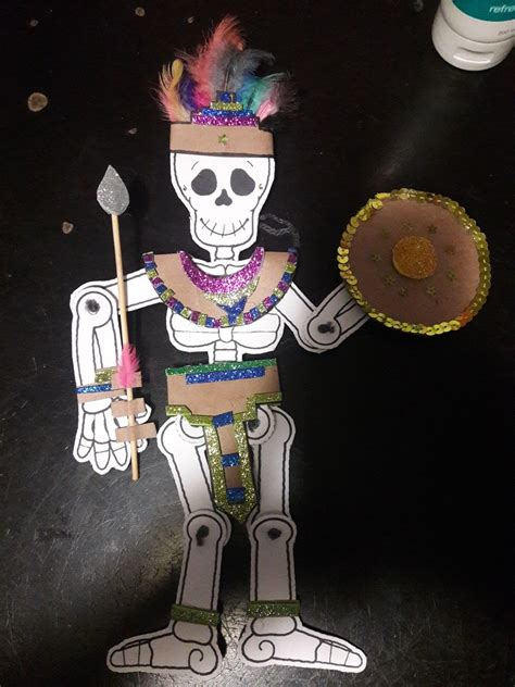 Calaverita de cartón vestida de guerrero azteca Calaveras para