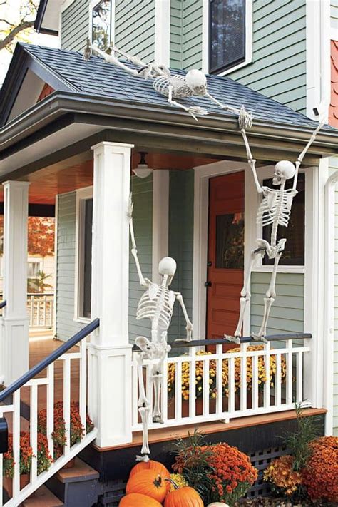 31 Funny Outdoor Halloween Skeleton Displays Lady Decluttered