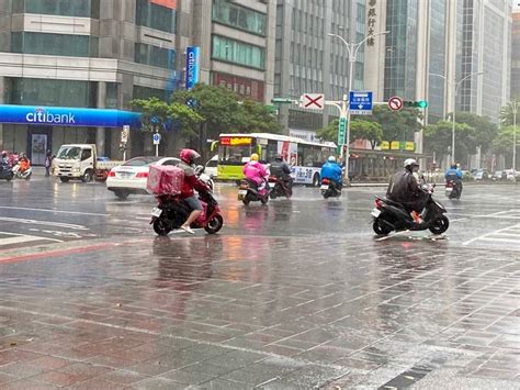 隔一條路就新北沒颱風假？法規翻出真相了 Yahoo奇摩汽車機車