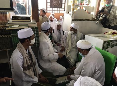 Fpi Klaim Swab Test Habib Rizieq Shihab Dan Keluarga Negatif Fajar