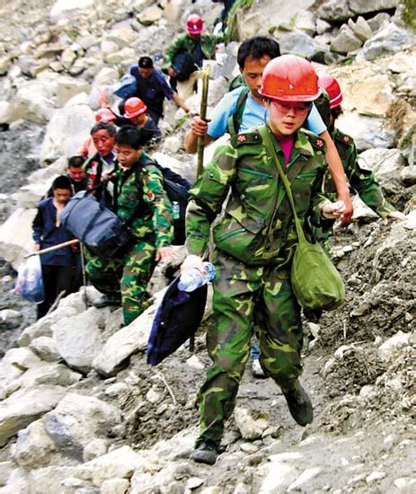 2000名解放军和武警官兵陆续开进汶川救援图新闻中心新浪网