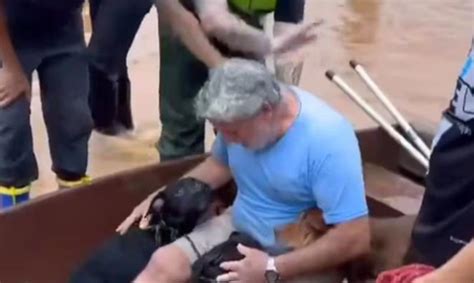 Hombre Arriesga Su Vida Para Salvar A Sus Perritos De Las Inundaciones