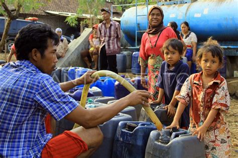 BPBD SALURKAN BANTUAN AIR BERSIH ANTARA Foto