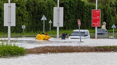 Dubai Dilanda Hujan Badai Lalu Lintas Lumpuh Terendam Banjir Foto