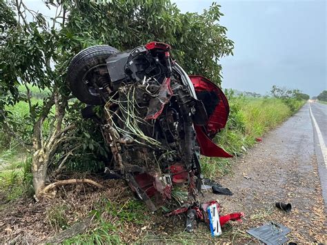 Tr S Pessoas Morrem Ap S Batida Que Deixou Um Dos Carros Irreconhec Vel