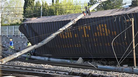 Treno Merci Deragliato Italia Spezzata In Due Caos E Disagi La