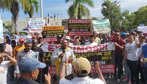 Campesinos Marchan En Nagua Para Exigir Arreglo De Carretera