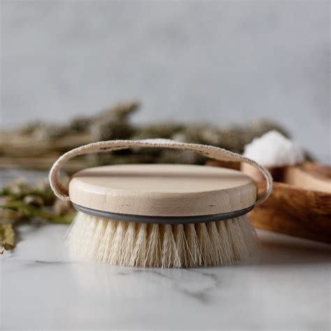 How To Dry Brush: 4 Simple Dry Brushing Techniques