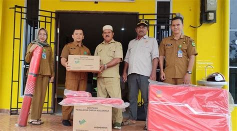 Rumah Warga Desa Sekanah Lingga Rusak Tertimpa Pohon Tumbang