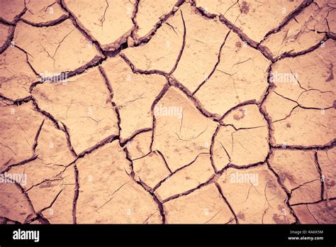 Texture de sol fissuré terre sèche pendant la saison sèche terrain