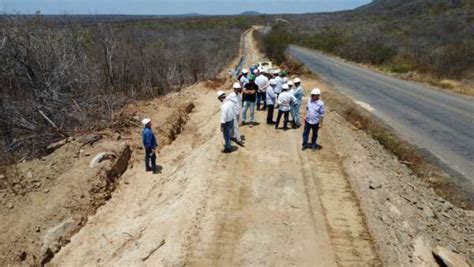 Técnicos da SRH visitam obras do Projeto Malha D água em Banabuiú SRH