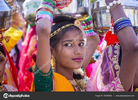 Fille indienne portant la robe traditionnelle Rajasthani participer à