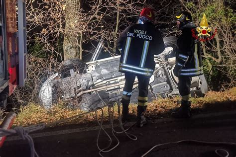 Barbara Auto Si Ribalta E Finisce Contro Un Albero