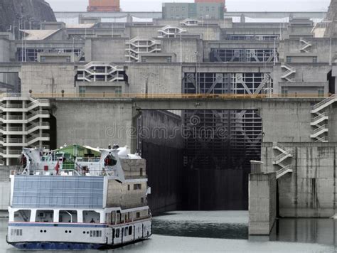 La Nave Del Three Gorge Dam Chiude Il Fiume A Chiave Di Yangtze Di