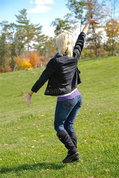 Beautiful Blonde Country Girl With Hands In Air Stockfoto Bild Von Kolben Arme