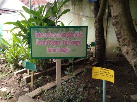 Waka Humas MIN 2 Palembang Pasang Poster Peduli Lingkungan Madrasah