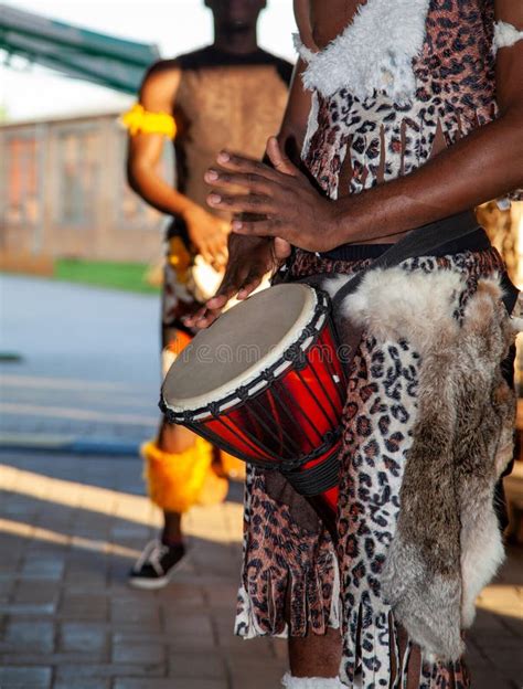 Un Baterista Africano Toca El Djembe Imagen De Archivo Imagen De Redoblante Negro 200438917