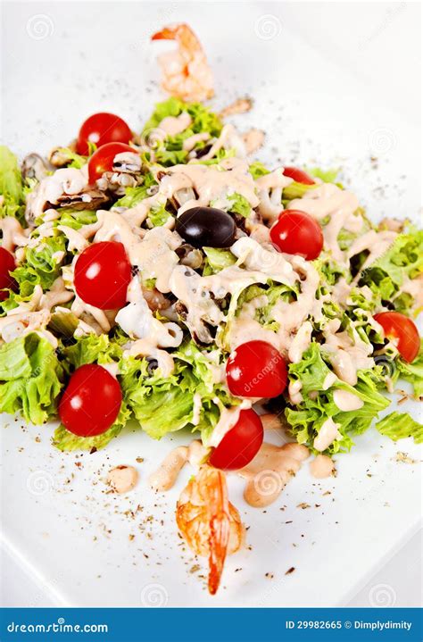 Salade Avec La Crevette Et Les Tomates Image Stock Image Du