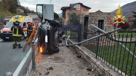 Auto Finisce Fuori Strada E Si Ribalta Due Giovani Feriti MyValley