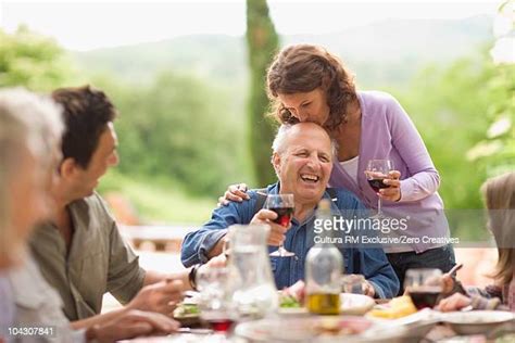 Grandma And Grandpa Kissing Stockfotos En Beelden Getty Images