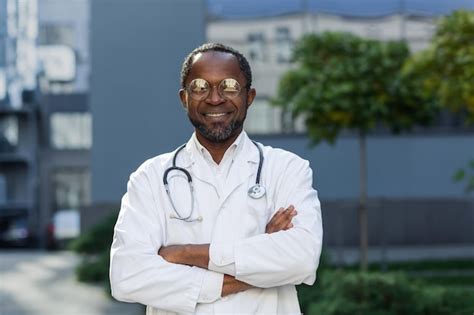 Portrait d un médecin senior mature à l extérieur d une clinique moderne un homme afro américain