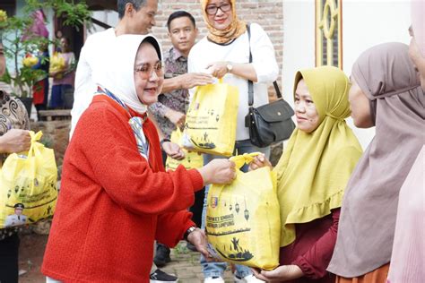 Ketua Tp Pkk Provinsi Lampung Menyerahkan Bantuan Paket Sembako Di Tpa