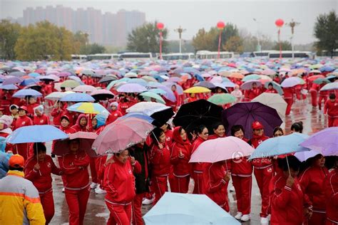 震撼 近2万大妈冒雨齐跳小苹果破世界纪录 组图 新闻 加拿大华人网 加拿大华人门户网站