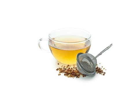 Concepto de bebida caliente con té de trigo sarraceno aislado sobre