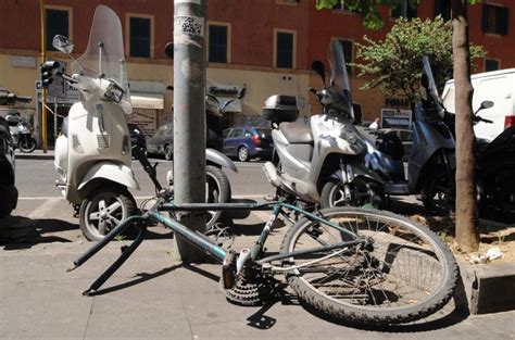 Foto Ma quante biciclette abbandonate in città 4 di 12 Roma