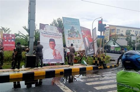 Pemkot Palopo Mulai Menertibkan Baliho Dan Spanduk Caleg Yang Merusak