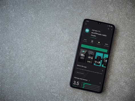 جهاز محمول أسود يعرض صفحة متجر تشغيل تطبيق Eco99music صورة الخلفية