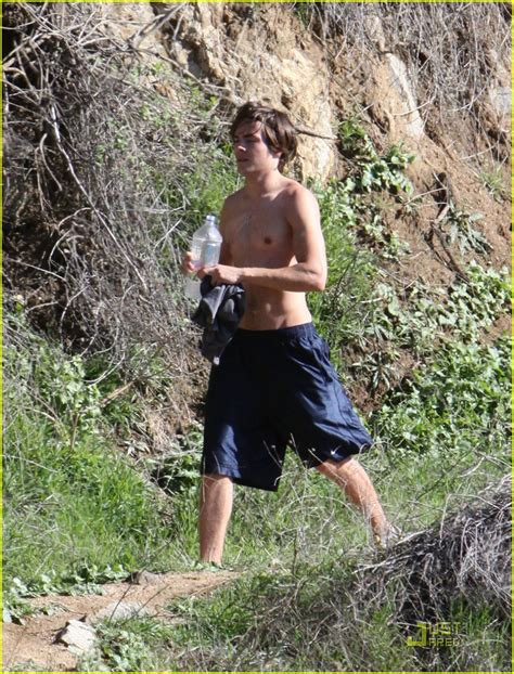 Zac Efron Shirtless Hiking Hunk Photo 1719271 Shirtless Zac Efron