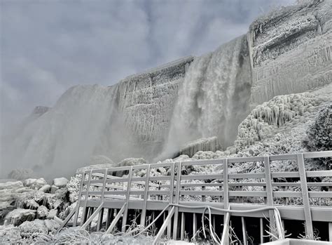 Las Cataratas del Niágara no están congeladas aunque lo parezca