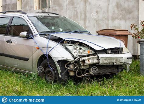 Parte Frontal De Um Carro Prateado Danificado Num Acidente De Tr Nsito